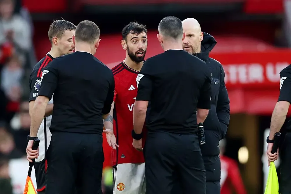 Bruno Fernandes phàn nàn với trọng tài sau trận MU thua Fulham 1-2. ẢNH: GETTY mu-bruno-fernandes.jpg