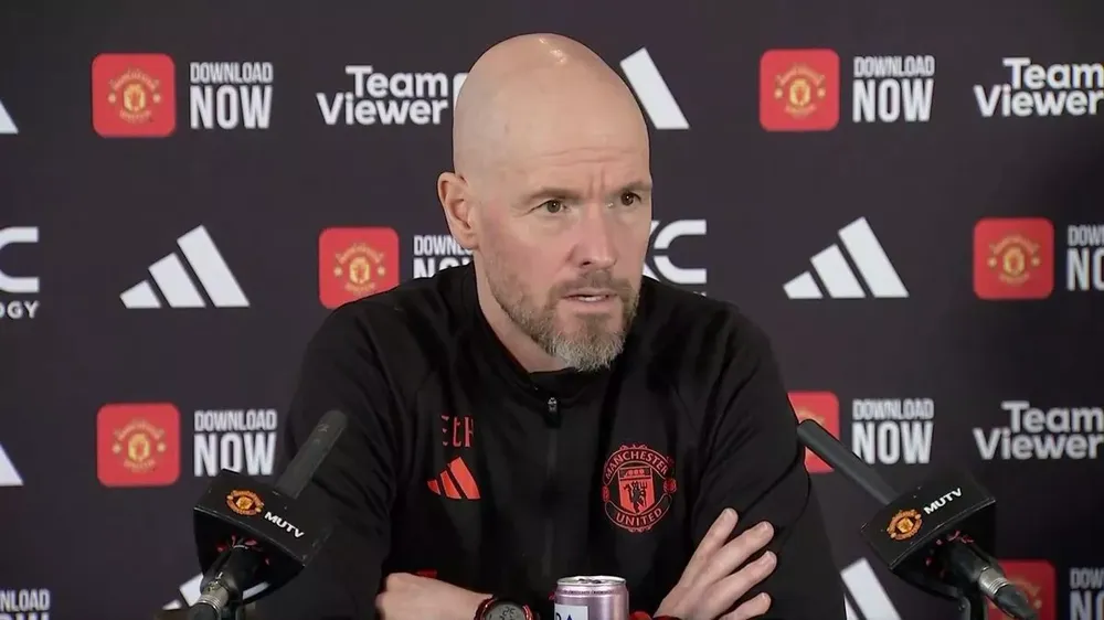 Ten Hag rất bất bình trước hành động của Fulham. ẢNH: GETTY ten-hag-mu.jpg