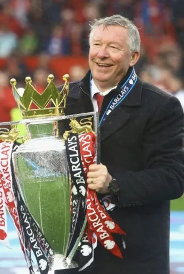 Sir Alex Ferguson nâng cao danh hiệu Premier League cuối cùng cùng MU đến lúc này. ẢNH: GETTY sir-laex-ferguson-manchester-united.png