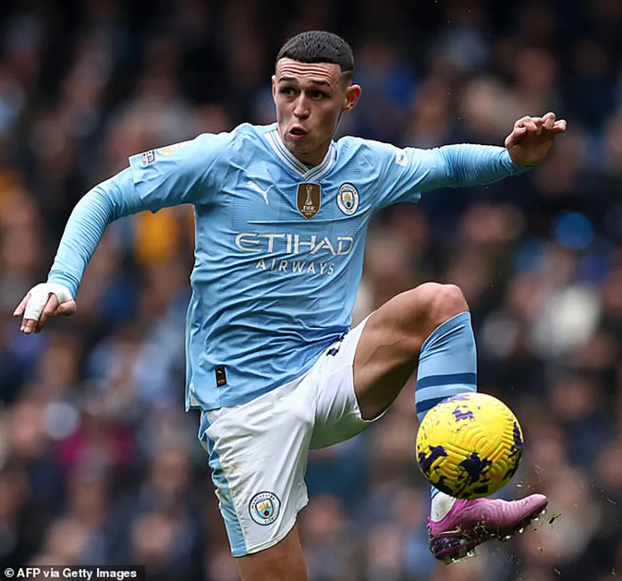 Foden rất nỗ lực tập luyện ở mùa này và anh đã được đền đáp. ẢNH: GETTY man-city-phil-foden.jpg