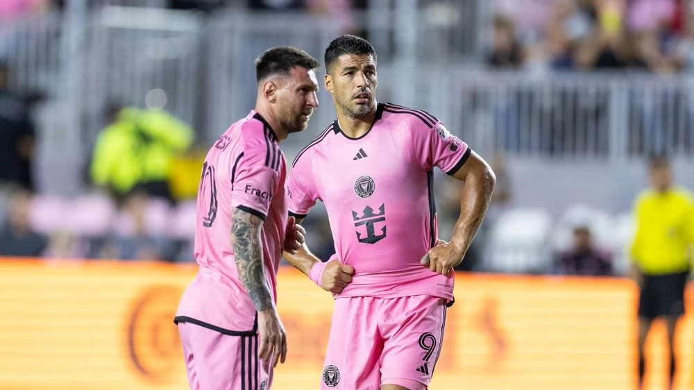 Hai cựu siêu sao Barcelona là Lionel Messi và Luis Suarez tái hợp trong màu áo hồng của Inter Miami. ẢNH: GETTY messi-suarez-inter-miami.jpeg