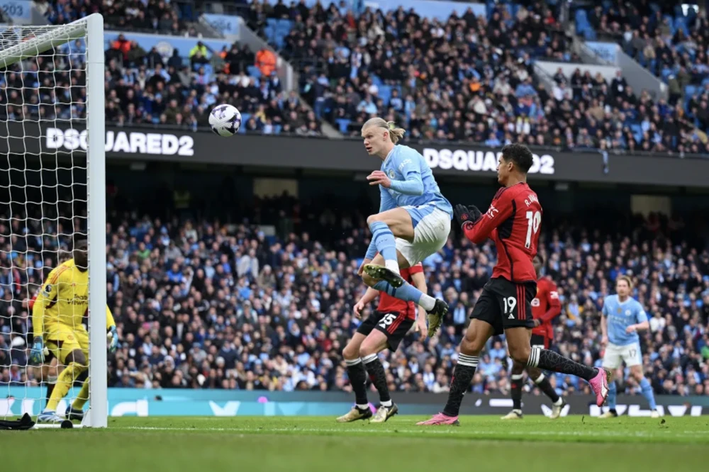 Haaland đệm bóng lên trời bỏ lỡ cơ hội theo cách khó tin trong trận gặp MU. ẢNH: GETTY haaland-man-city-mu.png