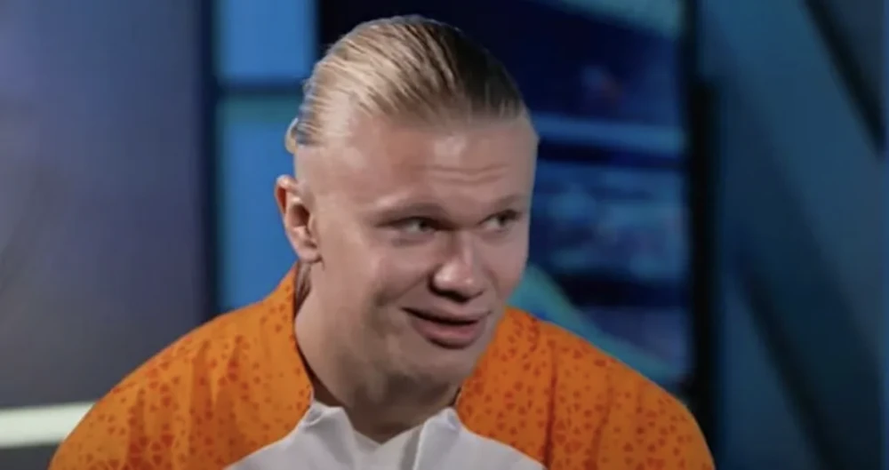 Haaland nhếch mép cười trước khi đáp trả Alexander-Arnold. ẢNH: PREMIER LEAGUE man-city-erling-haaland.png