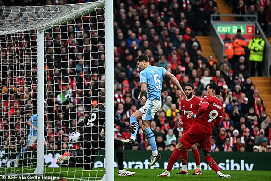 Stones đệm bóng cận thành ghi bàn cho Man City. ẢNH: GETTY MAN CITY