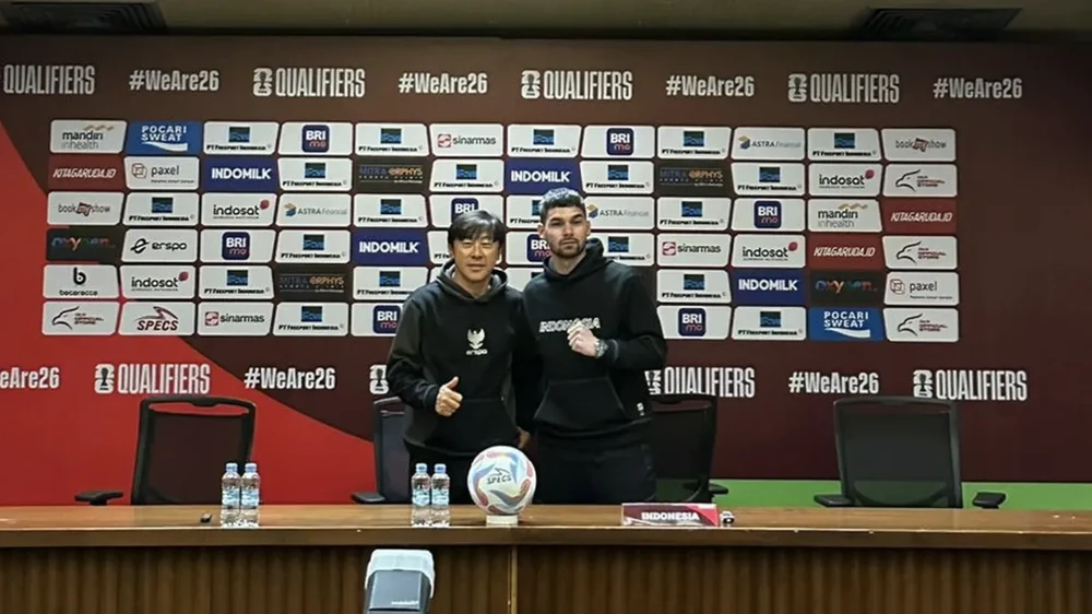 HLV Shin Tae-yong trong cuộc họp báo trước trận đấu. ẢNH: BOLA indonesia-shin-tae-yong.png