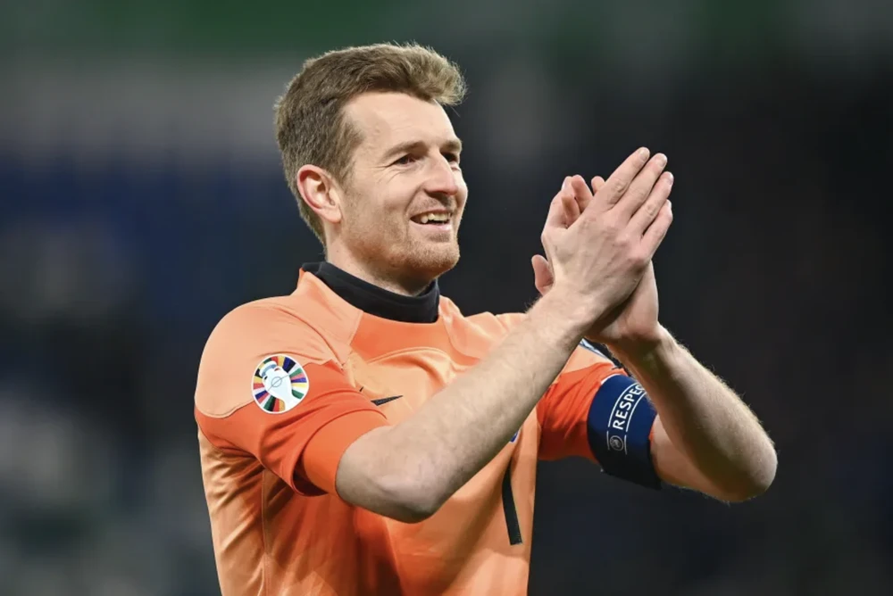 Hradecky là đội trưởng tuyển Phần Lan trong trận play-off Euro 2024 thua Wales. ẢNH: SUN SPORTS bayer-leverksen-Hradecky.png