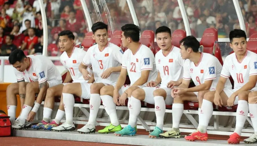 Ngay cả vị trí trung vệ, rất cần một thủ lĩnh già dặn kinh nghiệm, bản lĩnh trận mạc nhưng HLV Troussier cũng cất. hlv-troussier.jpeg