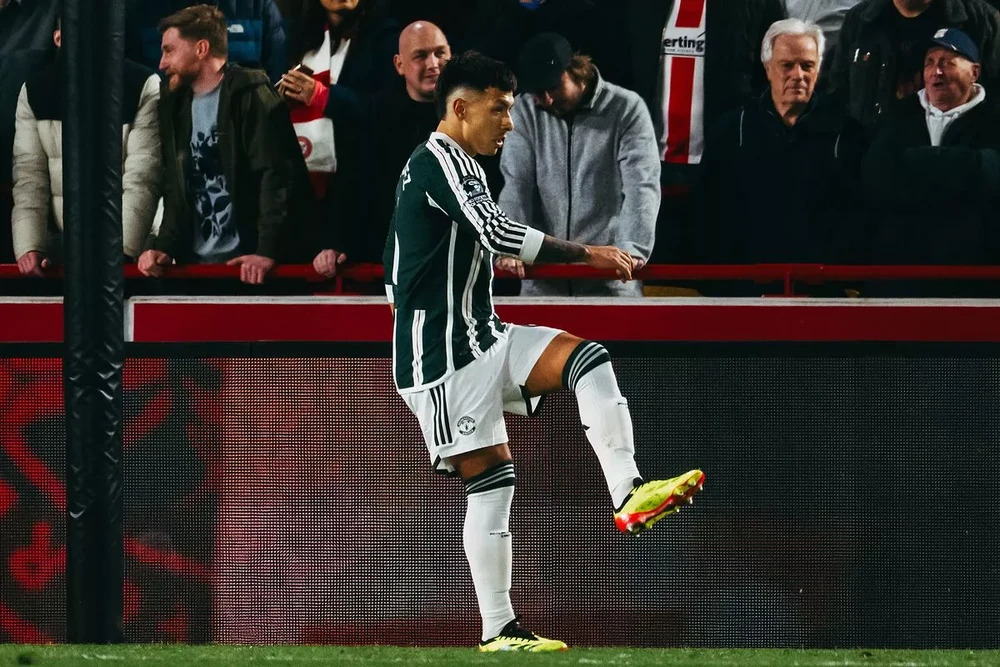 Martinez vừa trở lại thi đấu trong trận Manchester United hòa Brentford 1-1 thì tiếp tục dính chấn thương. ẢNH: GETTY manchester-united-lisandro-martinez.jpg