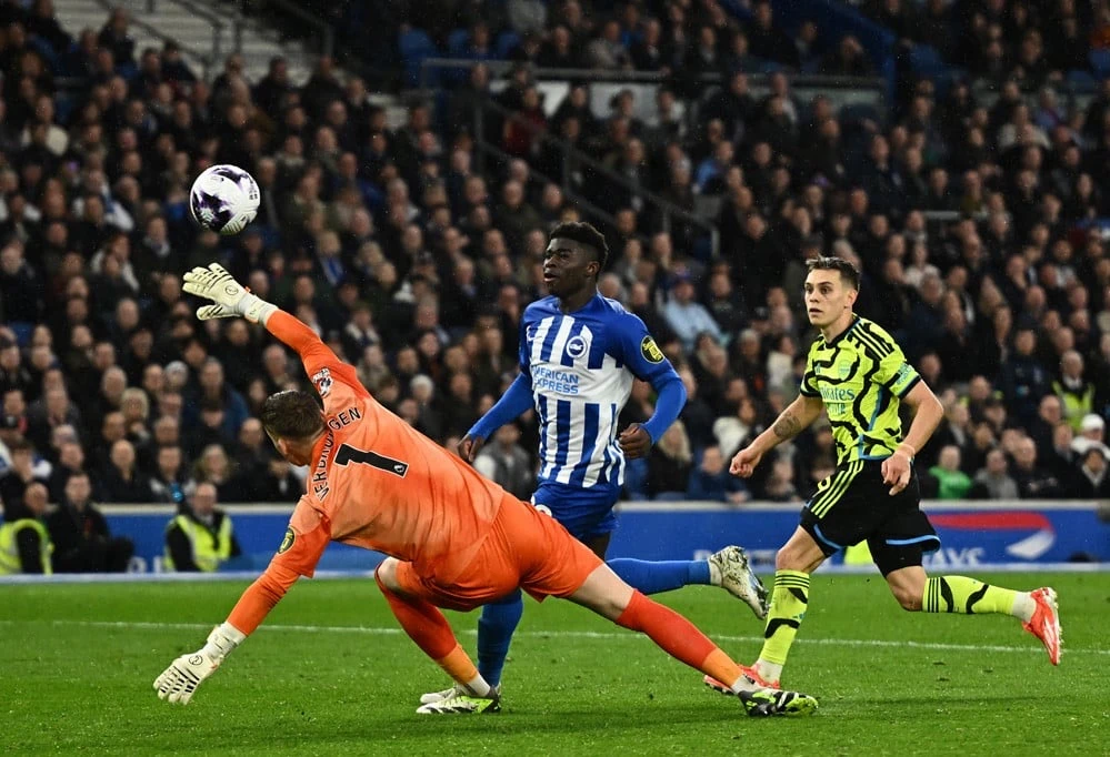 Trossard tiếp tục gieo sầu cho đội bóng cũ bằng bàn thắng ấn định tỷ số 3-0. Ảnh: Getty IMG_8585.jpeg