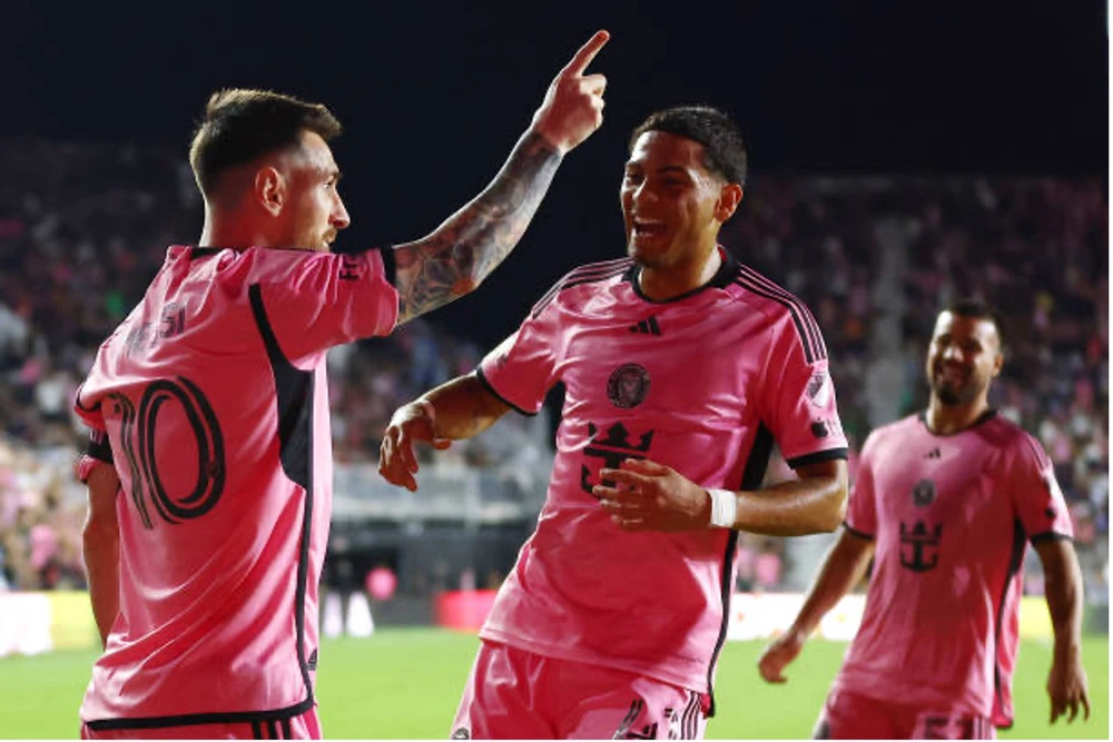 Messi gỡ hòa cho Miami. Ảnh: GETTY inter-miami-lionel-messi.jpg