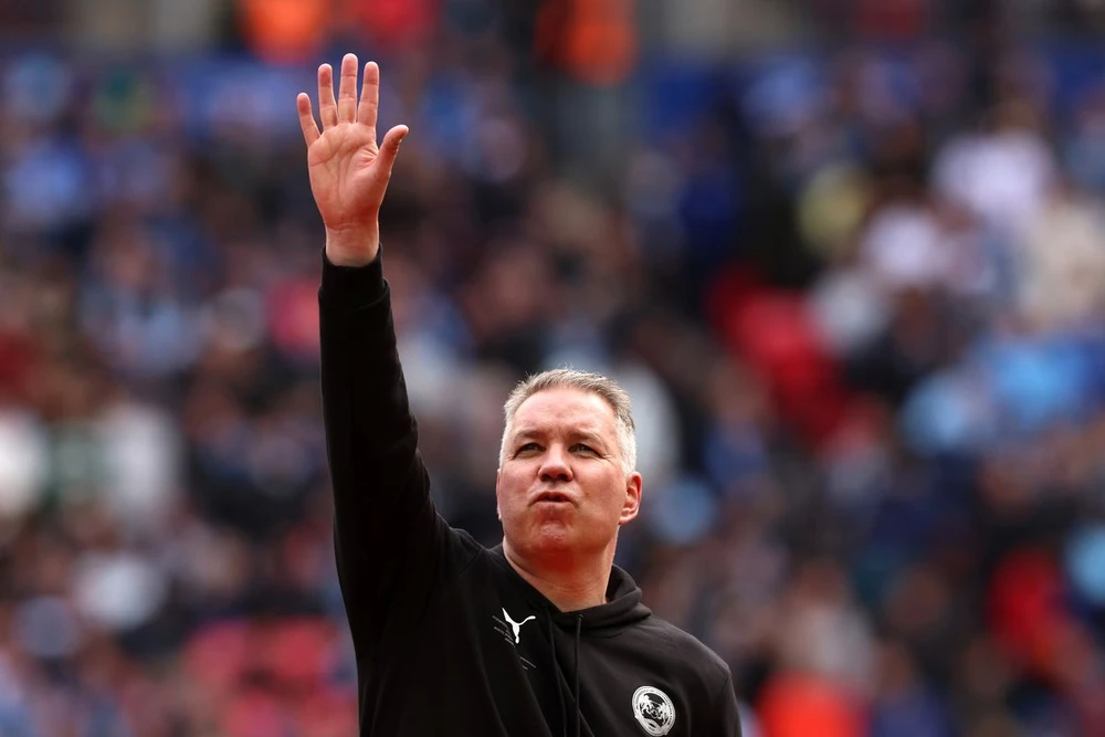 Darren đang dẫn dắt Peterborough rất thành công. ẢNH: GETTY Darren-manchester-united.jpeg