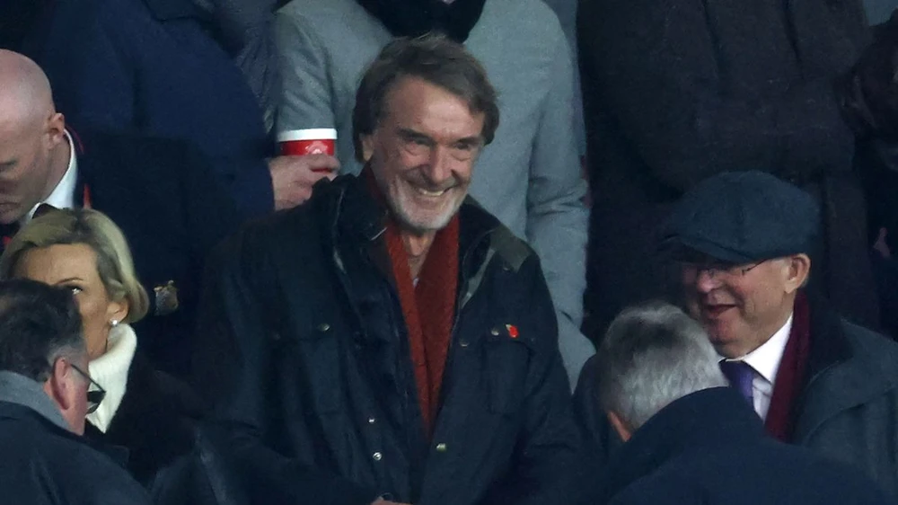 Sir Alex Ferguson cùng Sir Jim Ratcliffe theo dõi trận MU gặp Tottenham. ẢNH: GETTY manchester-united-sir-alex-ferguson-ratcliffe.jpeg
