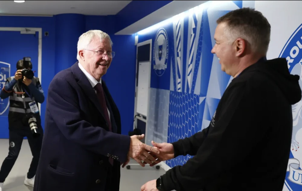 Sir Alex Ferguson chúc mừng con trai sau trận đấu. ẢNH: GETTY mu-sir-alex--ferguson.png