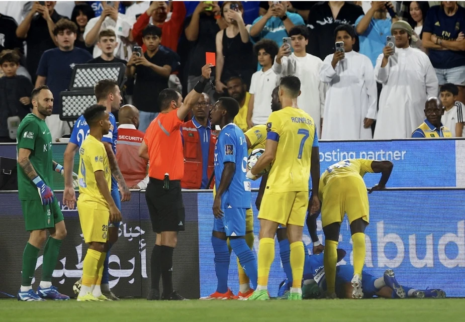 Và Ronaldo ngay lập tức nhận thẻ đỏ từ trọng tài. Ảnh: Reuters IMG_8599.jpeg