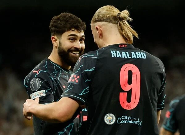 Haaland chúc mừng đồng đội Gvardiol ghi bàn. Ảnh: Reuters Real Madrid