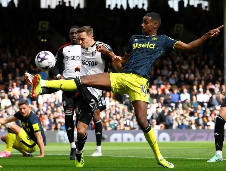 CĐV Newcastle chỉ biết trông chờ vào phong độ của Isak. Ảnh: Getty newcastle-premier-league.jpeg