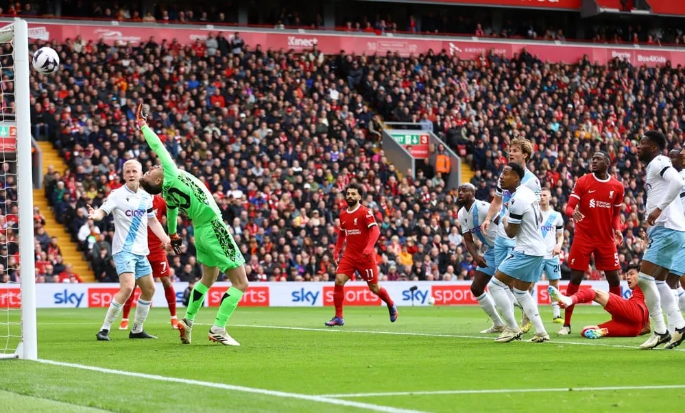 Thủ thành Dean Henderson có ngày thi đấu chói sáng khi hóa giải nhiều tình huống nguy hiểm mà Liverpool tạo ra. Ảnh: Getty IMG_8642.jpeg