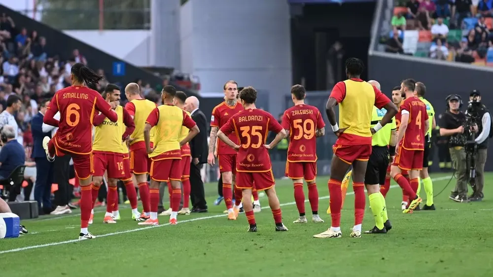 Trọng tài quyết định hủy trận đấu giữa AS Roma và Udinese tại Serie A sau khi Evan Ndicka đổ gục xuống sân. ẢNH: GETTY as roma