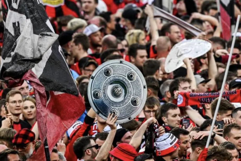 Người hâm mộ Bayer Leverkusen vui sướng khi đội nhà giành chức vô địch. Ảnh: GETTY IMG_8648.jpeg