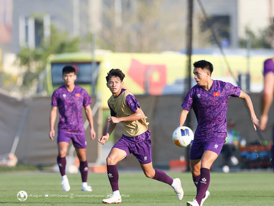 Các cầu thủ U-23 Việt Nam ấm lòng vì nhận được sự cổ vũ, chia sẻ, động viên từ CĐV. ẢNH: VFF u-23-viet-nam.jpeg
