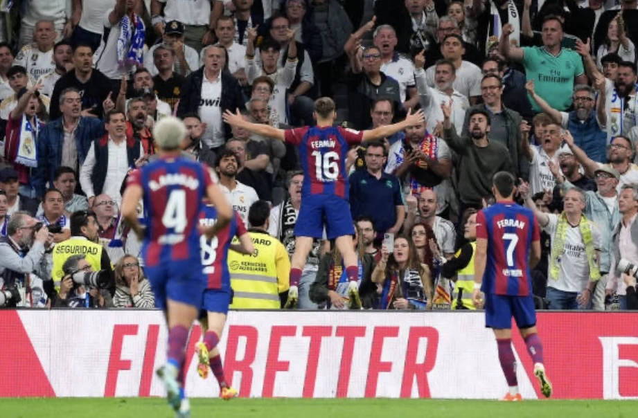 Lopez ăn mừng cuồng nhiệt trước CĐV của Real Madrid với phong cách làm gợi nhớ đến thời Messi còn thi đấu ở trận “El Classico”. Ảnh: GETTY IMG_8727.jpeg