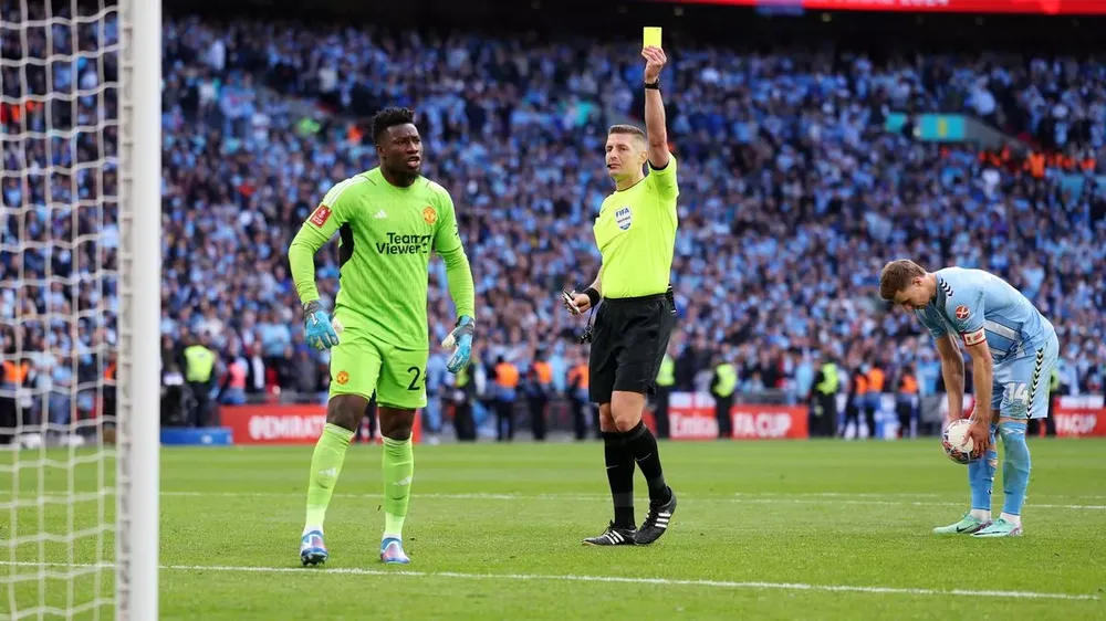 Andre Onana nhận 2 thẻ vàng trong trận MU thắng Coventry City nhưng không bị đuổi khỏi sân. ẢNH: GETTY man united
