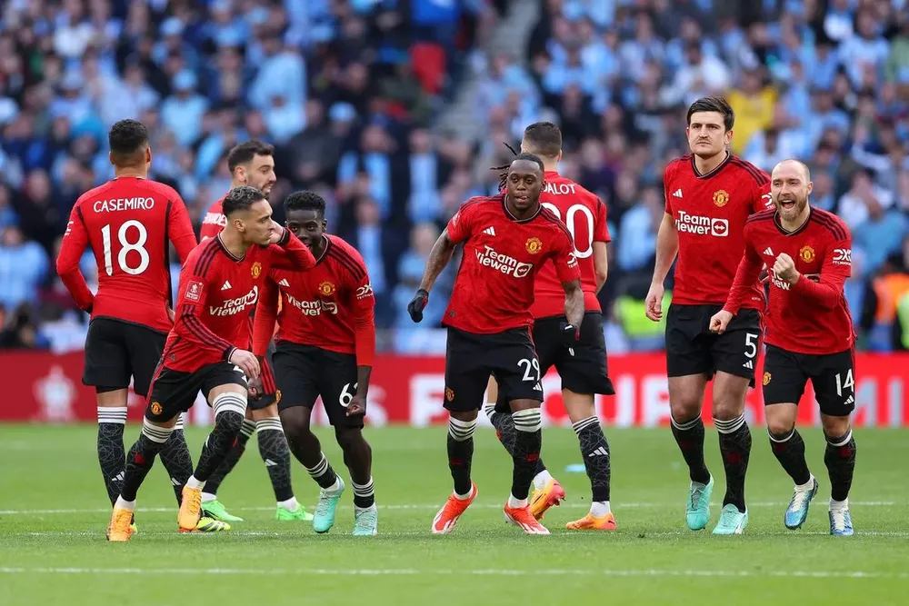 Antony thực hiện hành động chế giễu các cầu thủ Coventry sau loạt sút penalty Man United thắng may. ẢNH: GETTY man united