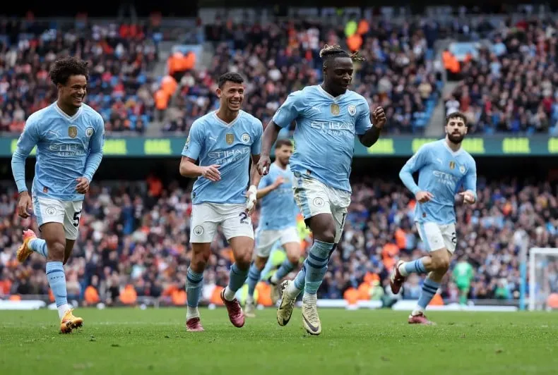 Doku nhiều khả năng sẽ thay thế Bernardo Silva trên hàng công Man City. Ảnh: Getty man-city-premier-league.jpeg