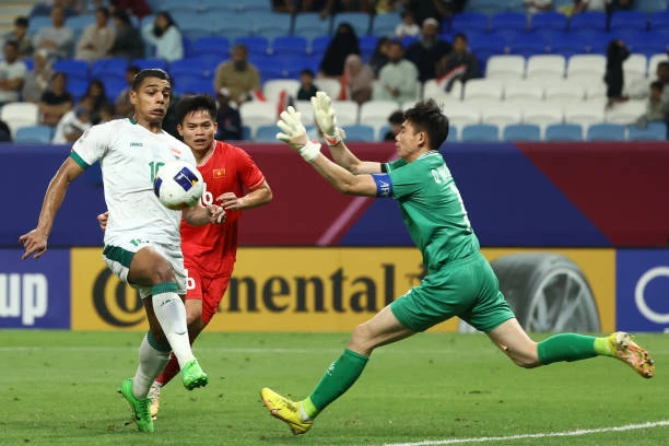 Tình huống dẫn đến quả penalty cho Iraq. ẢNH: GETTY penalty.jpeg