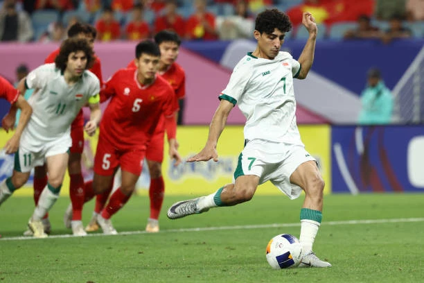Ali Jasim ghi bàn trên chấm 11m. ẢNH: GETTY penalty1.jpeg