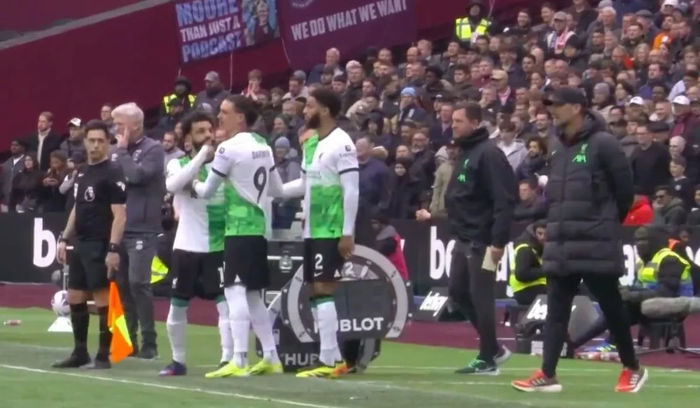 Salah dường như sẽ rời Liverpool vào cuối mùa giải cùng với Klopp. ẢNH: TNT SPORTS LIVERPOOL-KLOPP-SALAH.jpg