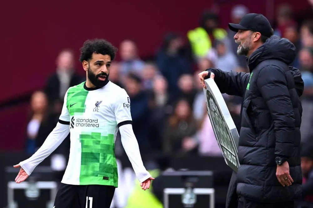 Salah và Klopp tranh cãi dữ dội ngay trên sân. ẢNH: GETTY salah-liverpool.jpg