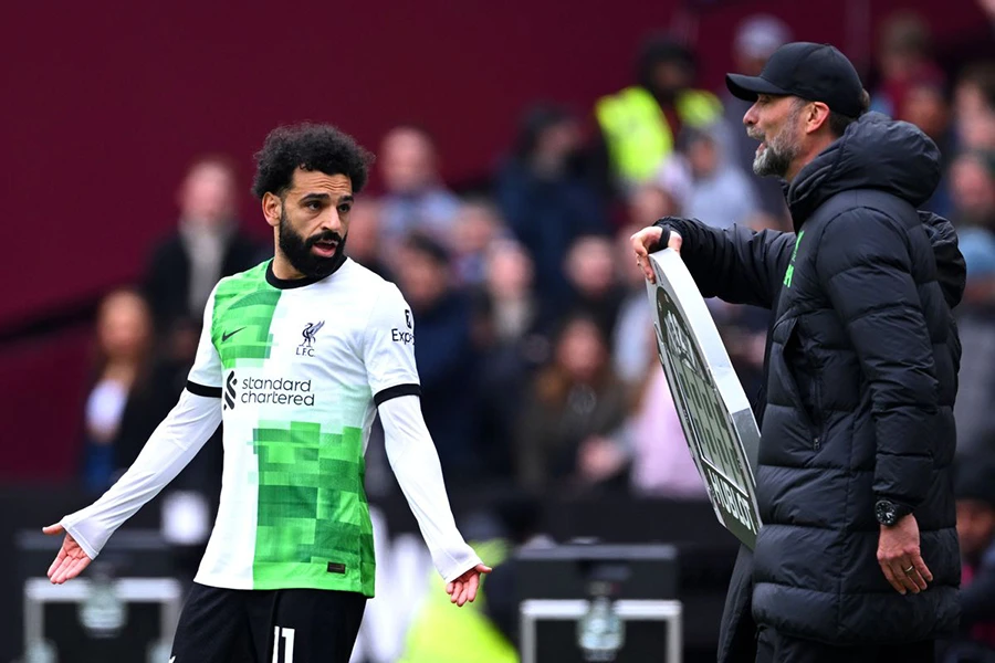 Salah và HLV Klopp tranh cãi ngoài đường biên trong trận Liverpool hòa West Ham 2-2. ẢNH: GETTY klopp-salah-liverpool.jpeg
