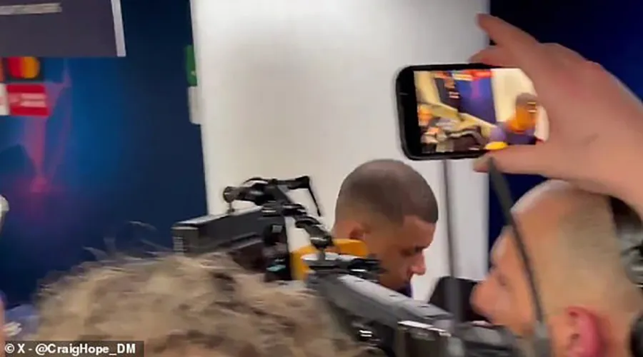 Mbappe trợn tròn mắt trước câu hỏi về Real Madrid và lao ra khỏi cuộc phỏng vấn. NGUỒN ẢNH: MẠNG XÃ HỘI X psg-kylian-mbappe.jpg
