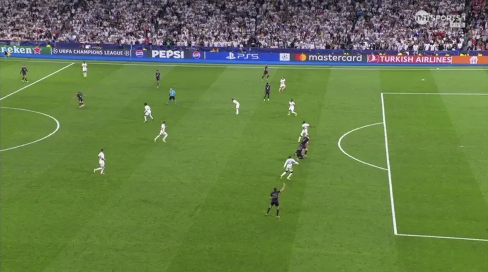 Cánh tay của Rudiger giơ ra cho thấy cầu thủ Bayern Munich không hề rơi vào thế việt vị. ẢNH: TNT SPORTS Trọng tài xin lỗi vì quyết định thảm họa khiến Bayern Munich thua oan Real Madrid