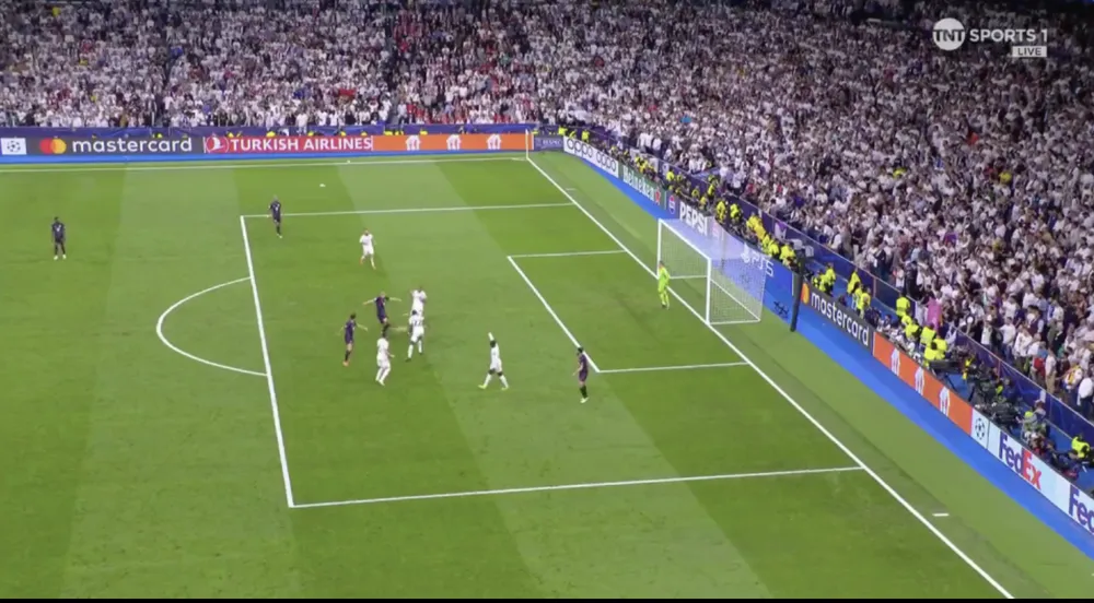 Trọng tài cắt còi trước khi De Ligt sút tung lưới Real Madrid. ẢNH: TNT SPORTS Trọng tài cắt còi trước khi De Ligt sút tung lưới Real Madrid. ẢNH: TNT SPORTS