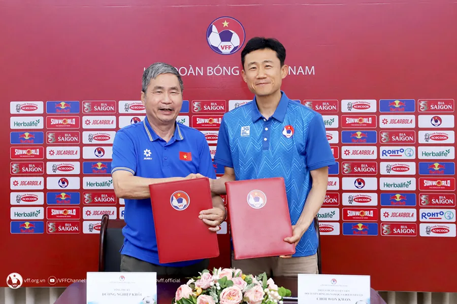 Ông Choi Won-kwon trong lễ ký hợp đồng với VFF. ẢNH: VFF Choi-Won-Kwon.jpeg