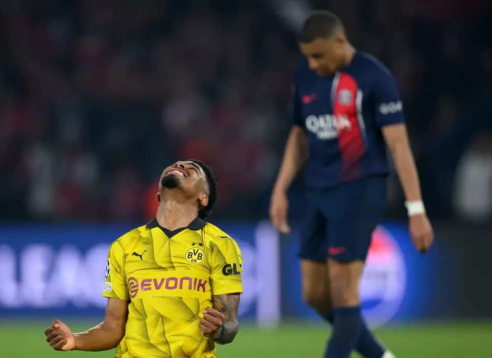 Mbappe cúi đầu nhìn Borussia Dortmund vào chung kết Champions League. ẢNH: GETTY mabppe