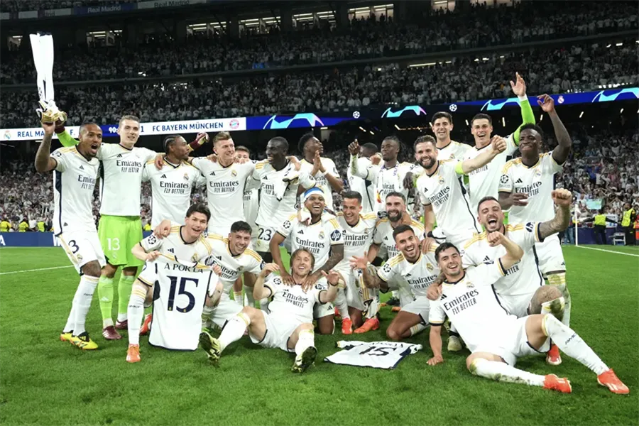 Cả đội Real Madrid ăn mừng việc vào chung kết Champions League bằng bộ áo mới được thiết kế đặc biệt. ẢNH: GETTY real-madrid-champions-league.png