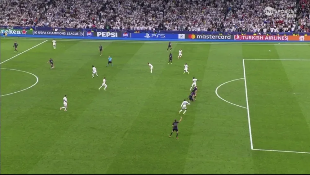 Tình huống trọng tài thổi việt vị vô cùng nhạy cảm, có vẻ cánh tay Rudiger giơ ra cho thấy Bayern Munich chưa hề việt vị. ẢNH: TNT SPORTS Tình huống trọng tài thổi việt vị vô cùng nhạy cảm, có vẻ cánh tay Rudiger giơ ra cho thấy Bayern Munich chưa hề việt vị. ẢNH: TNT SPORTS