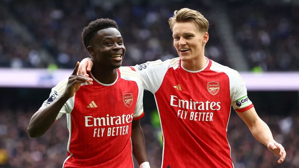 Martin Odegaard có tên nhưng Bukayo Saka trong danh sách rút gọn đề cử cầu thủ xuất sắc nhất Premier League 2023 - 2024. ẢNH: GETTY premier-league-arsenal-saka-Odegaard.jpg
