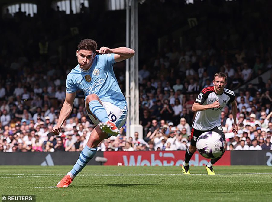 Julian Alvarez ghi bàn trên chấm 11m ấn định tỉ số 4-0 cho Man City. ẢNH: REUTERS manchester-city-julian-alvarez.jpg