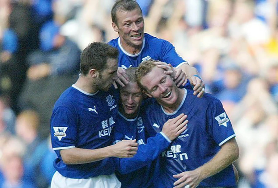 Hậu vệ Steve Watson lập hat-trick trong trận Everton gặp Leeds United nhưng anh không chơi ở hàng hậu vệ ở trận đó. ẢNH: DAILY MAIL premier-league-Watson.jpg