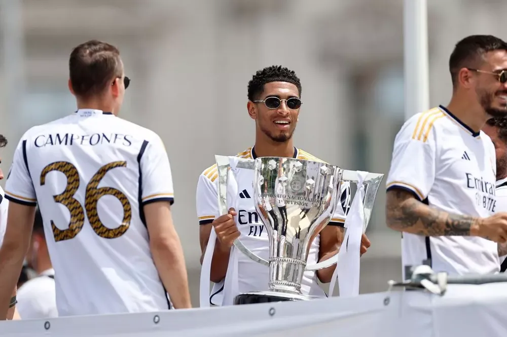 Các thành viên trong đội Real Madrid có cuộc diễu hành trên xe buýt mui trần. ẢNH: GETTY bellingham-real-madrid.jpg
