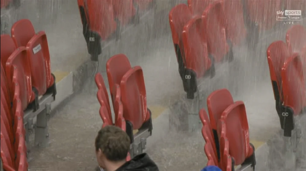 Chùm ảnh nhà dột từ nóc trên sân Old Trafford. ẢNH: GETTY, REX, PA, SUN SPORTS MU-NHA-DOT-TU-NOC-2.png