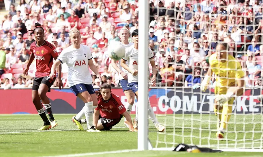Williams ghi tên mình lên bảng tỉ số. ẢNH: ALAMY mu-tottenham-fa-cup.png