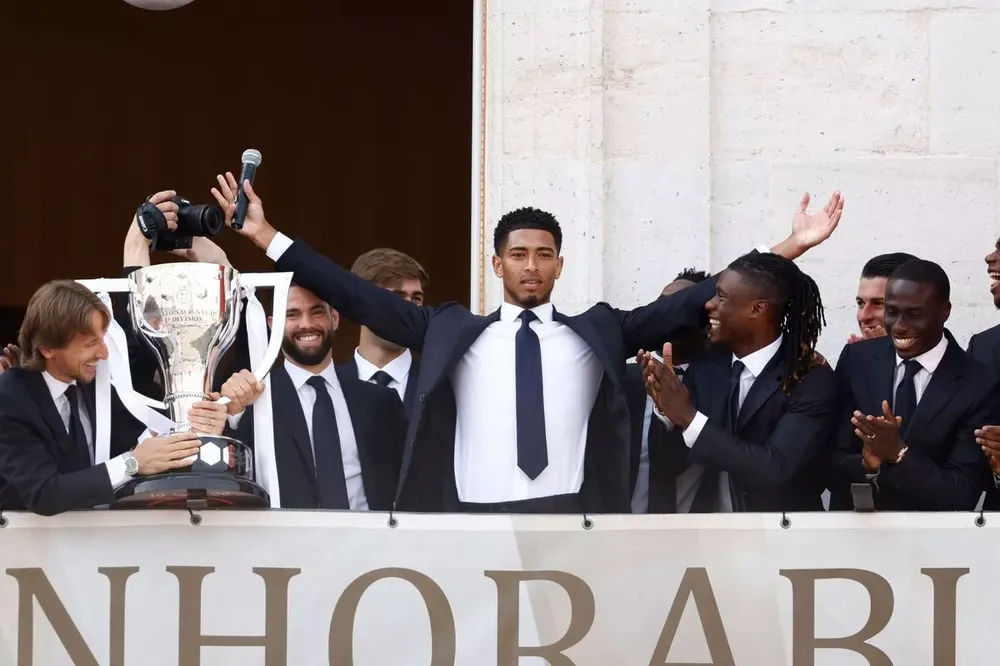 Bellingham và các đồng đội chuẩn bị diễu hành ăn mừng chức vô địch La Liga. ẢNH: GETTY Real-Madrid-an-mung-vo-dich-La-Liga-2.jpg