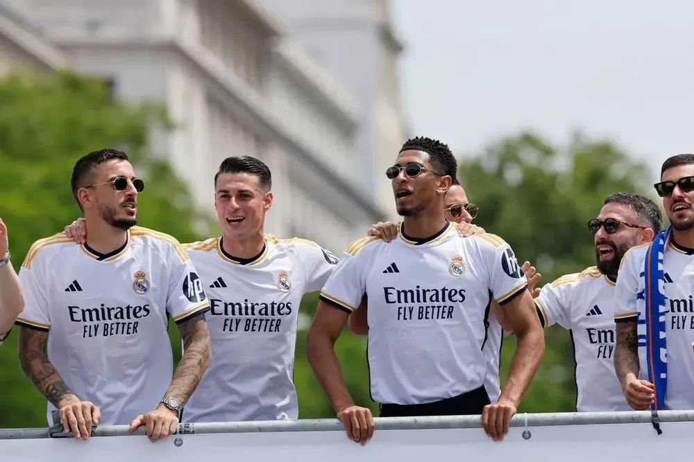 Người hùng đưa Real Madrid vào chung kết Champions League Joselu cùng Bellingham và các đồng đội trong lễ ăn mừng. ẢNH: GETTY real-madrid-jude-bellingham.jpg