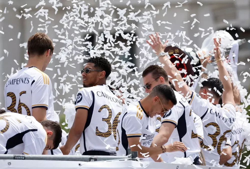 Các cầu thủ Real Madrid mặc áo kỷ niệm chức vô địch La Liga lần thứ 36 của CLB. ẢNH: GETTY real-madrid-vo-dich-la-liga-1.jpg