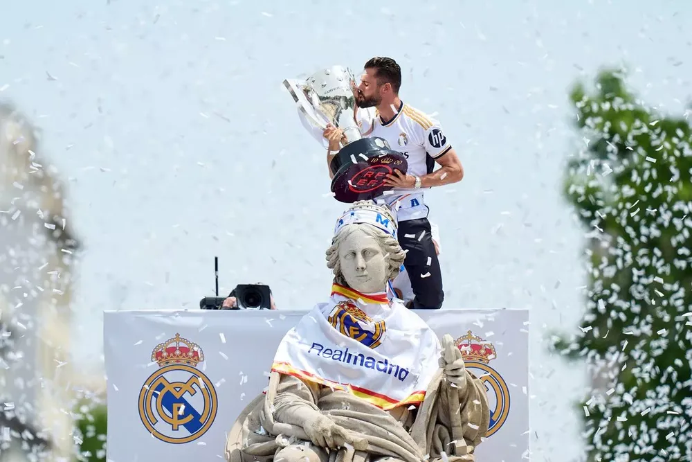 Đội trưởng Nacho của Real Madrid với chiếc cúp La Liga. ẢNH: GETTY real-madrid-vo-dich-la-liga-2.jpg